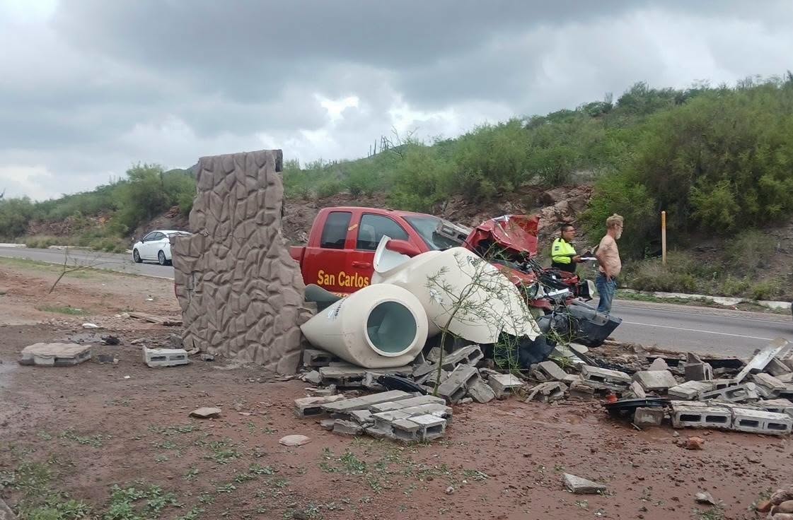 michelleriveraa's tweet photo. 🚨 #Sonora | Accidente en la entrada de #Guaymas: una pick-up terminó impactada contra una estructura de concreto frente a la #UTG.
El percance ocurrió a la altura del acceso a la ciudad. Hasta ahora no se reportan oficialmente personas lesionadas.
📸 Radar Sonora https://t.co/aDzsyr90qh