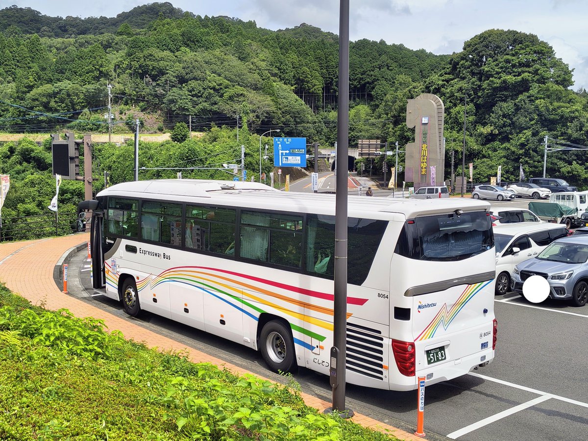 ikedon9450's tweet photo. 西鉄フェニックス号は道の駅北川はゆまで2回目の休憩です。バス枠がいっぱいのため2.3号車は向かいの大型駐車場に停まります。またこちらではJR九州バスのフェニックス号と遭遇しました。今日はB&amp;S車両で代走でした！道路はスムーズに流れてます。 https://t.co/IMtpz2GXvu