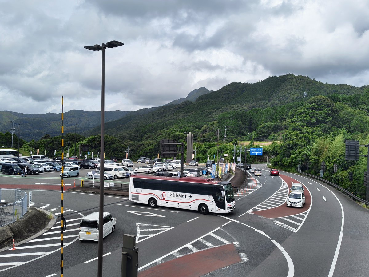 ikedon9450's tweet photo. 西鉄フェニックス号は道の駅北川はゆまで2回目の休憩です。バス枠がいっぱいのため2.3号車は向かいの大型駐車場に停まります。またこちらではJR九州バスのフェニックス号と遭遇しました。今日はB&amp;S車両で代走でした！道路はスムーズに流れてます。 https://t.co/IMtpz2GXvu