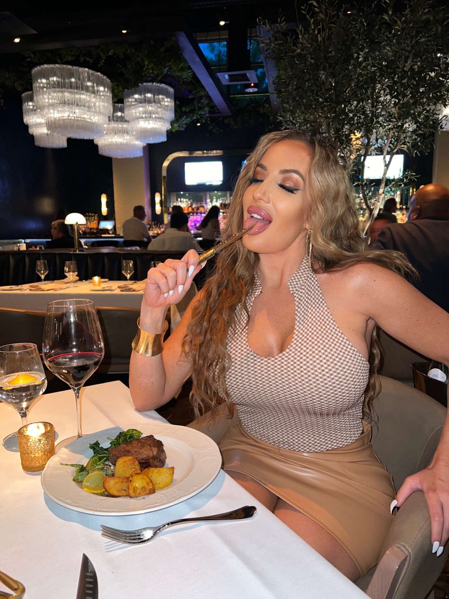 RICHELLERYAN's tweet photo. Meat Eatin' kinda woman 😜 https://t.co/5fxicleOcP