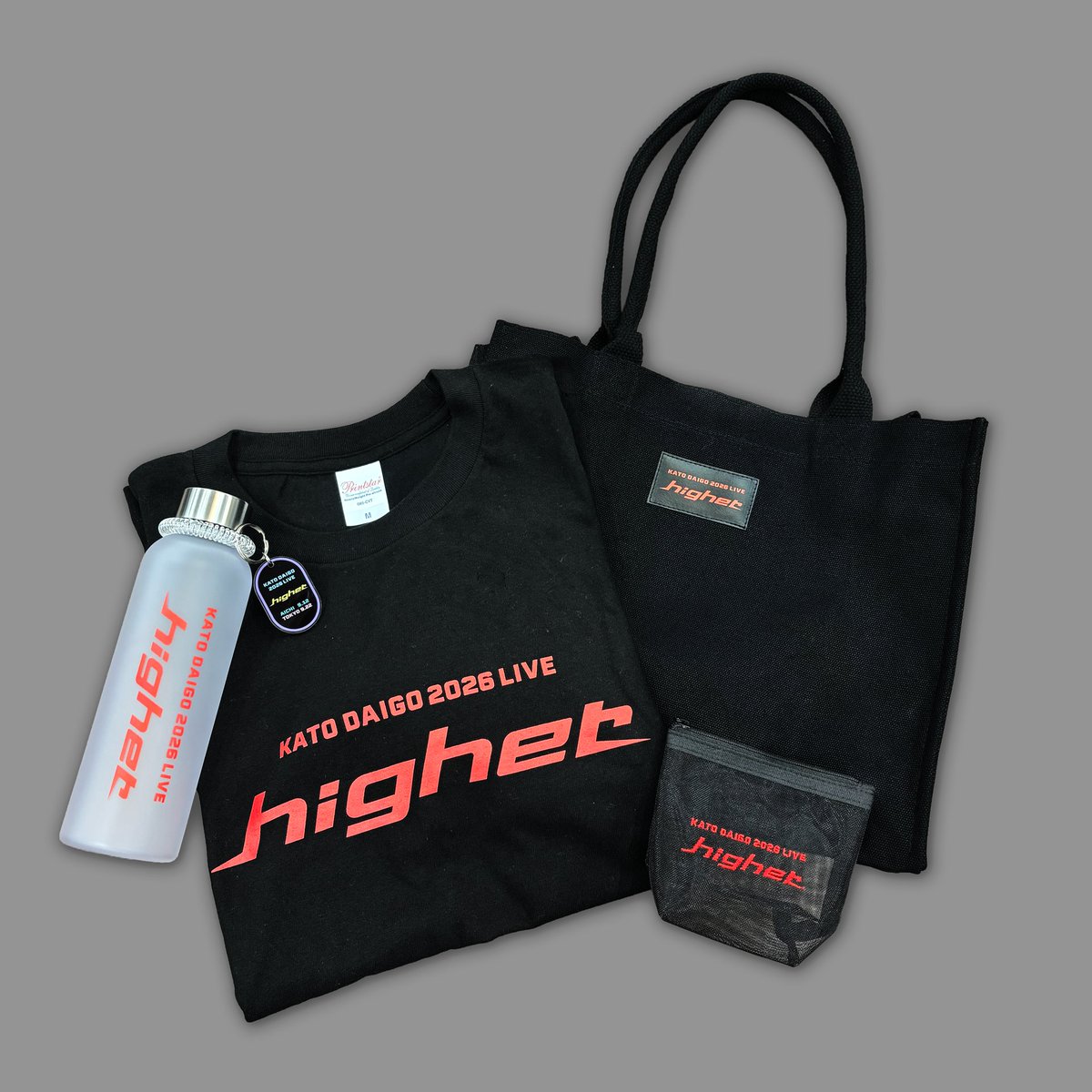 SMILEWORKS_sw's tweet photo. ⬛️🟥━━━━━━━━━━━━🟥⬛️
　　　加藤大悟 2026 LIVE「higher」
　　　⚡️事前EC販売は本日まで⚡️
⬛️🟥━━━━━━━━━━━━🟥⬛️

LIVEグッズを事前に手に入れられるチャンスも、
いよいよ本日23:59まで！⏰

Tシャツやトートバッグなど、
「higher」の世界観を詰め込んだアイテムをご用意しています🎤

LIVE前のお届け予定となりますので、
ぜひお気に入りのグッズと一緒に当日を迎えましょう🔥

🗓販売期間
8/1(土)13:00〜8/9(日)23:59

👇ご購入はこちら
🔗 https://t.co/TczhQSxQQB

#加藤大悟
#加藤大悟live2026
#higher