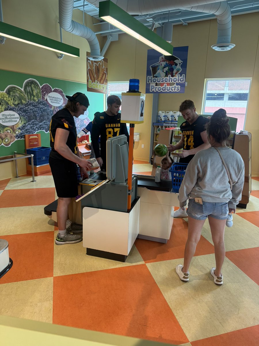 FootballGannon's tweet photo. Early morning practice so we could volunteer at the ExpERIEnce Children’s Museum!

Encourage everyone to check out the museum.  A must stop when visiting Erie!!! https://t.co/nYyBVXQJv9