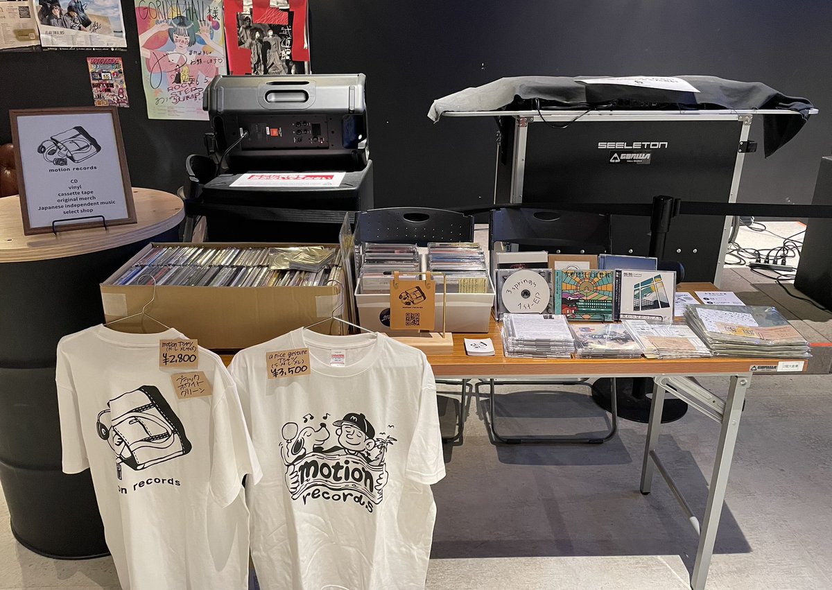 motion_records_'s tweet photo. 💿出店準備完了💿

THE SKIPPERS Pre.
『PUNK THIS TOWN 2026』
in GORILLA HALL OSAKA

 motion records、2Fで出店させていただいてます。本日はCD 120タイトルと今日のために応募していただいたCD、Tシャツを持ってきてます。
ぜひ新しい音楽と出逢いにお立ち寄りください。

紹介は続きます↓ https://t.co/0h1lM8tkWJ