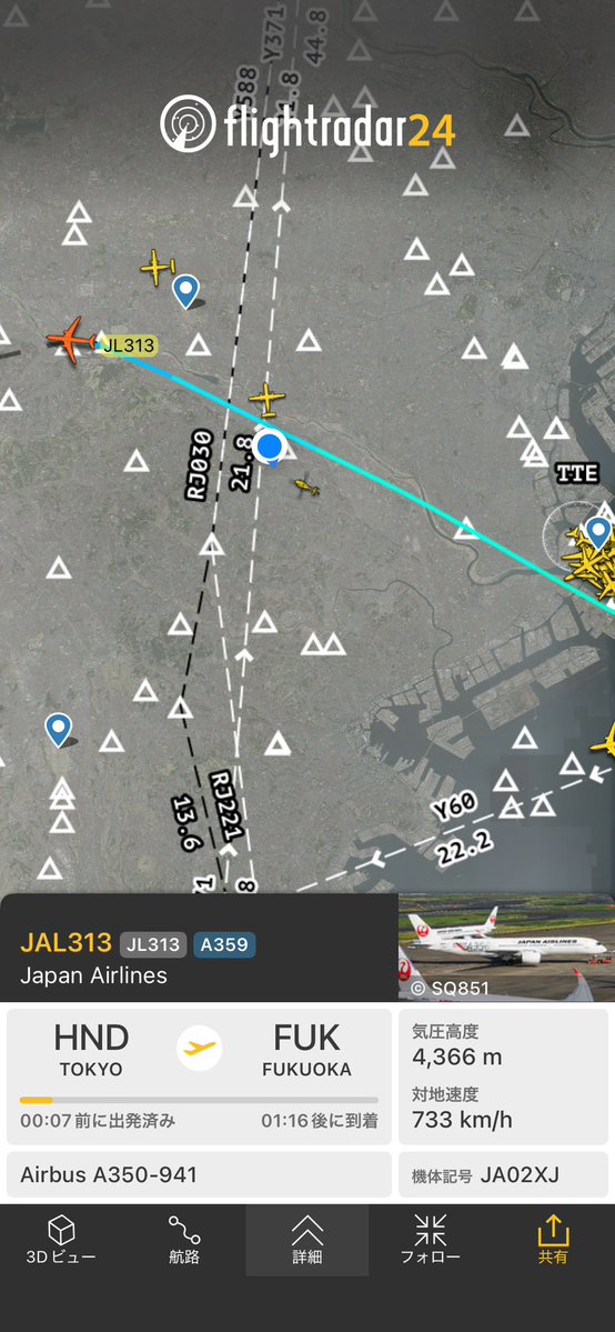 HND_P3's tweet photo. 自宅ベランダより🏠
立体交差。
その���隔は約3,000m。当然、重大インシデントには該当いたしません🙅
距離の関係で、上空のAirbus A350-900の方が遥かに大きな機材ですが、手前のDornier 228の方が大きく見えます。
#JAL
#新中央航空
#Airbus
#Dornier https://t.co/XxwoM8i76a