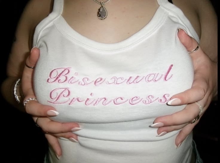 NChloegirl's tweet photo. Bisexual Princess https://t.co/gRiqy5Uii9