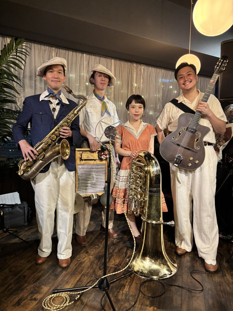 SwinginDappers's tweet photo. 大森海岸
The Roaleans Coffee and Bar
「Swingin’ Dappers Summer live」

満席！皆様ありがとうございました！
夏らしいディズニーパーク曲満載のセットリストも皆様から大好評頂きましてありがとうございます。

次回
12/12(土)19:30〜
クリスマスライブも決まりました！ https://t.co/d6Hmbvyrs3