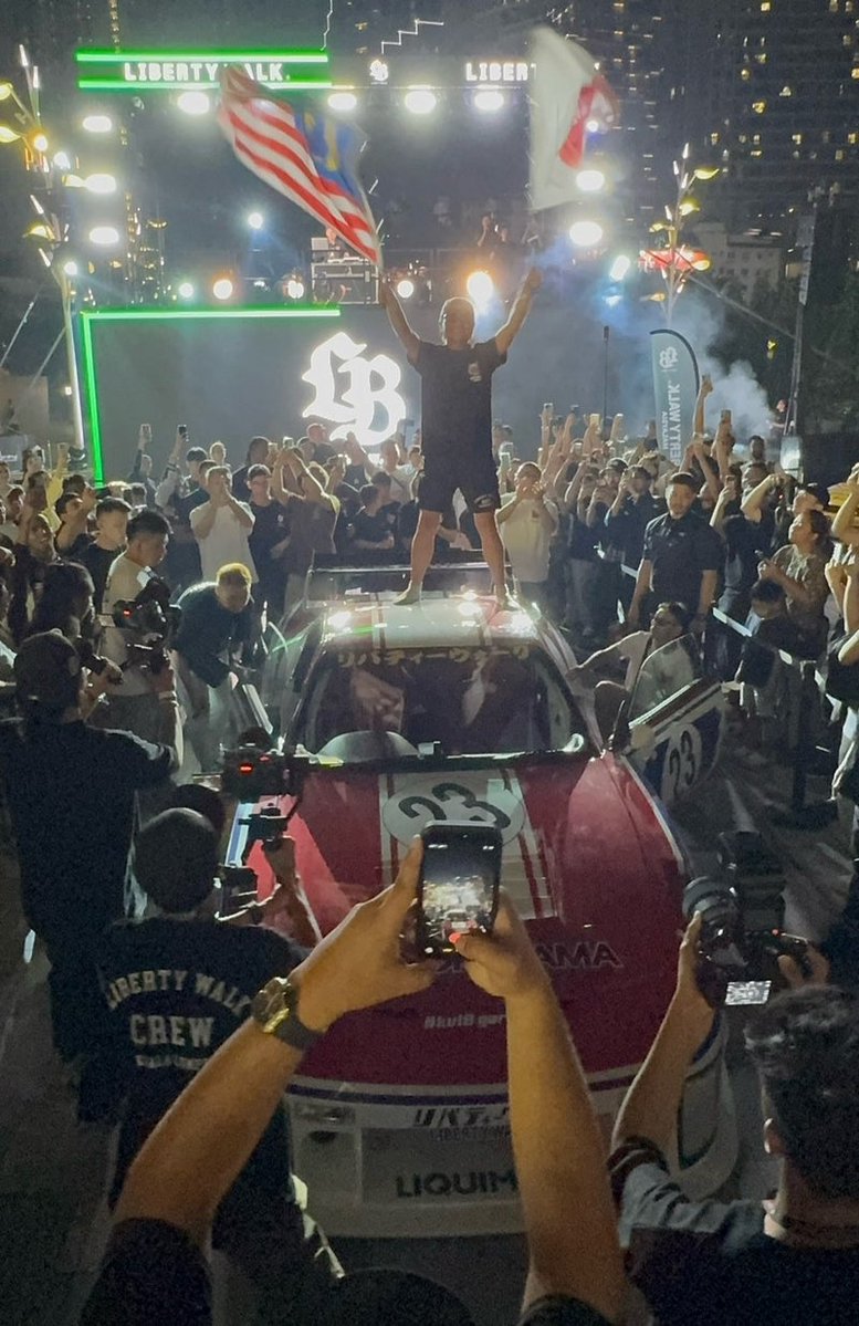 LB1993_official's tweet photo. コヤジ★ブログ更新！
『さ〜海外初のリバティーウォークショップオープンに沢山過ぎる長蛇の列でありがとうございました。』の巻

詳しくは、こちらから↓
https://t.co/AmPChztVbz

#libertywalk #リバティーウォーク #LBワークス #スーパーカー #カスタムカー #スポーツカー #supercar #customcar https://t.co/KHbwgX82bH