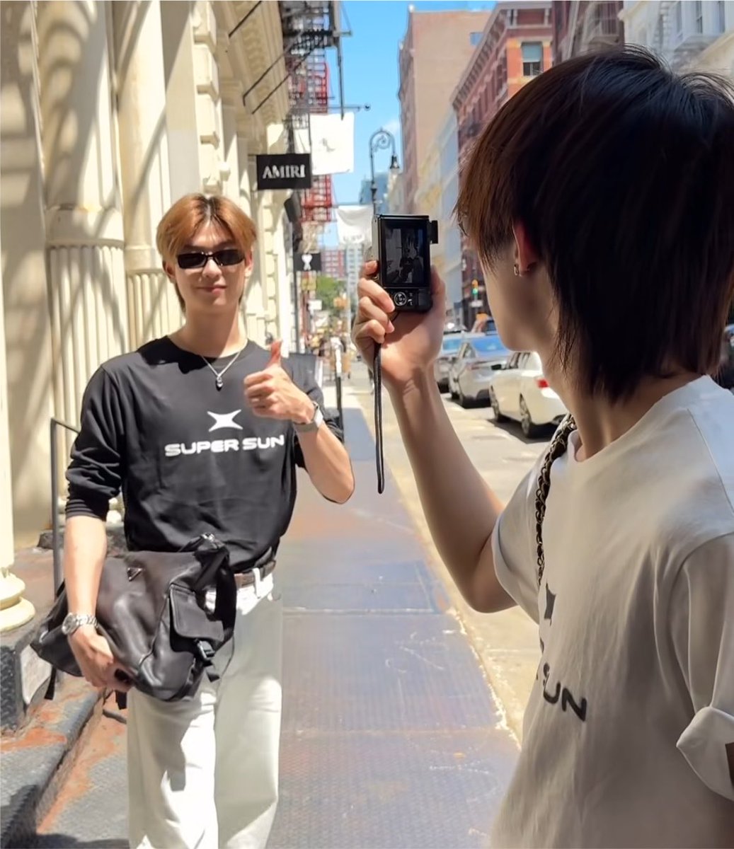 jezisss's tweet photo. น่าลัก ๆไๆๆ ้้ ถ่ายรูปให้กันแล้วถ่ายเสร็จกะบอกโอเค ! แล้วพี่โทยกนิ้วให้น้องก้องพ้อมกับยิ้มโทกี้งะ อันนิติดจากลุกชายมาพันเปอเสนกลับปัยยิ้มบับเดิมมะดัยแระุุุุุุุ พี่โทซื้อกล้องมาไว้ใช้กับน้องจิงจิงแหละ 😭 https://t.co/LHc6rmO8jo