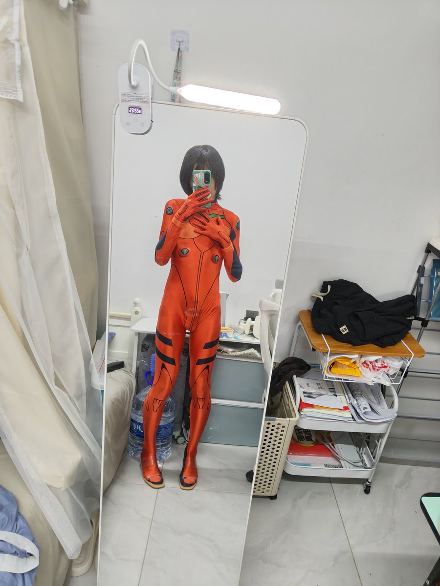 FuLingDesu's tweet photo. 翻到去年买的明日香战斗服，一直没穿过，今天试穿才发现真的好色情😋
#男娘 #femboy https://t.co/NZUypRLUIE