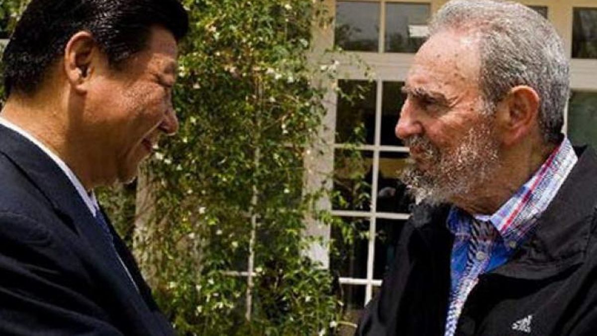 AlbertoBlancoS's tweet photo. #Fidel conoció e intercambió con varias generaciones de dirigentes chinos. Forjó y promovió entrañables lazos de amistad y cooperación e/ #CubaYChina,  que han pasado la prueba del tiempo, de la distancia geográfica y de tres generaciones🇨🇺🤝🇨🇳
#FidelPorSiempre 
#100AñosConFidel https://t.co/daMtYyJBYF