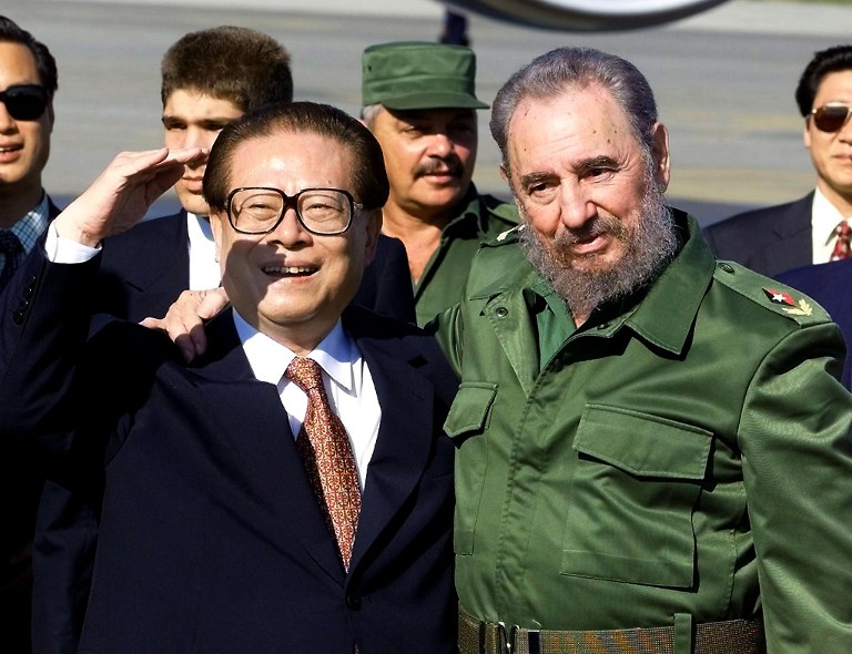 AlbertoBlancoS's tweet photo. #Fidel conoció e intercambió con varias generaciones de dirigentes chinos. Forjó y promovió entrañables lazos de amistad y cooperación e/ #CubaYChina,  que han pasado la prueba del tiempo, de la distancia geográfica y de tres generaciones🇨🇺🤝🇨🇳
#FidelPorSiempre 
#100AñosConFidel https://t.co/daMtYyJBYF