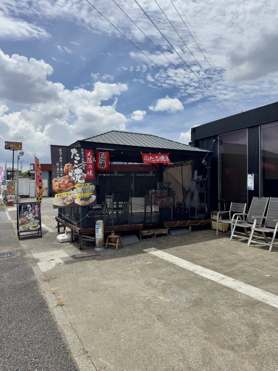_bkjack_'s tweet photo. おはようございます🌞
#BKJACK たこやき🐙です！
本日8/9(日)も
📍CafeJB前テラスにて屋台営業中🐙

⏰営業時間
【昼】〜13:00
【夕方】15:00〜20:00

CafeJB店内は、本日も✨イートインスペースとして開放✨
涼しい店内で、アツアツ＆中トロトロの本格大阪たこ焼きをお楽しみいただけます🐙

本日のたこ焼きは3種類！

🔴 王道たこ焼き（ソース）
🟢 塩ネギ（九条ネギ）
🟡 明太マヨソース

そして、たこせん！

たこ焼きをせんべいで挟みました！

さらに！
🎓 #学割 100円引きキャンペーンも開催中！

暑い一日になりそうですが、涼しいCafeJB店内でゆっくりお召し上がりください😊
駐車場もあります！

📍CafeJB
横浜市瀬谷区阿久和南4-12-6
Moto/Car洗車場・整備工場併設🚗✨
駐車場あり

⚠️CafeJB店舗は本日休業です。
たこ焼き屋台のイートインスペースとして店内を開放しています。

#たこ焼き
#瀬谷
#相鉄

本店 👉 @CafeJB

【BK JACK 営業許可】
神奈川県／東京都／千葉県

🇺🇸🍔🍟 本店 アメリカンダイナー CafeJB 🇺🇸🍔🍟
お得なクーポンLINE友達募集中！ https://t.co/U0X54dhsZ7