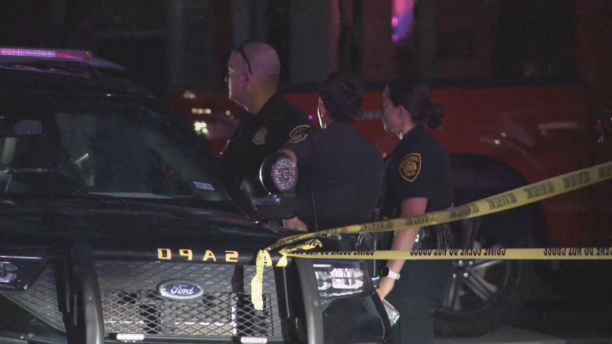News4SA's tweet photo. Police are investigating after a man was found with a gunshot wound to the head just west of downtown.
https://t.co/YpF6RoEHcH 
Around 7:15 pm on Saturday, police were called to the scene of a reported shooting in Progress near the corner of West Poplar Street and NW 26th Street. https://t.co/dAzoVcgNCv
