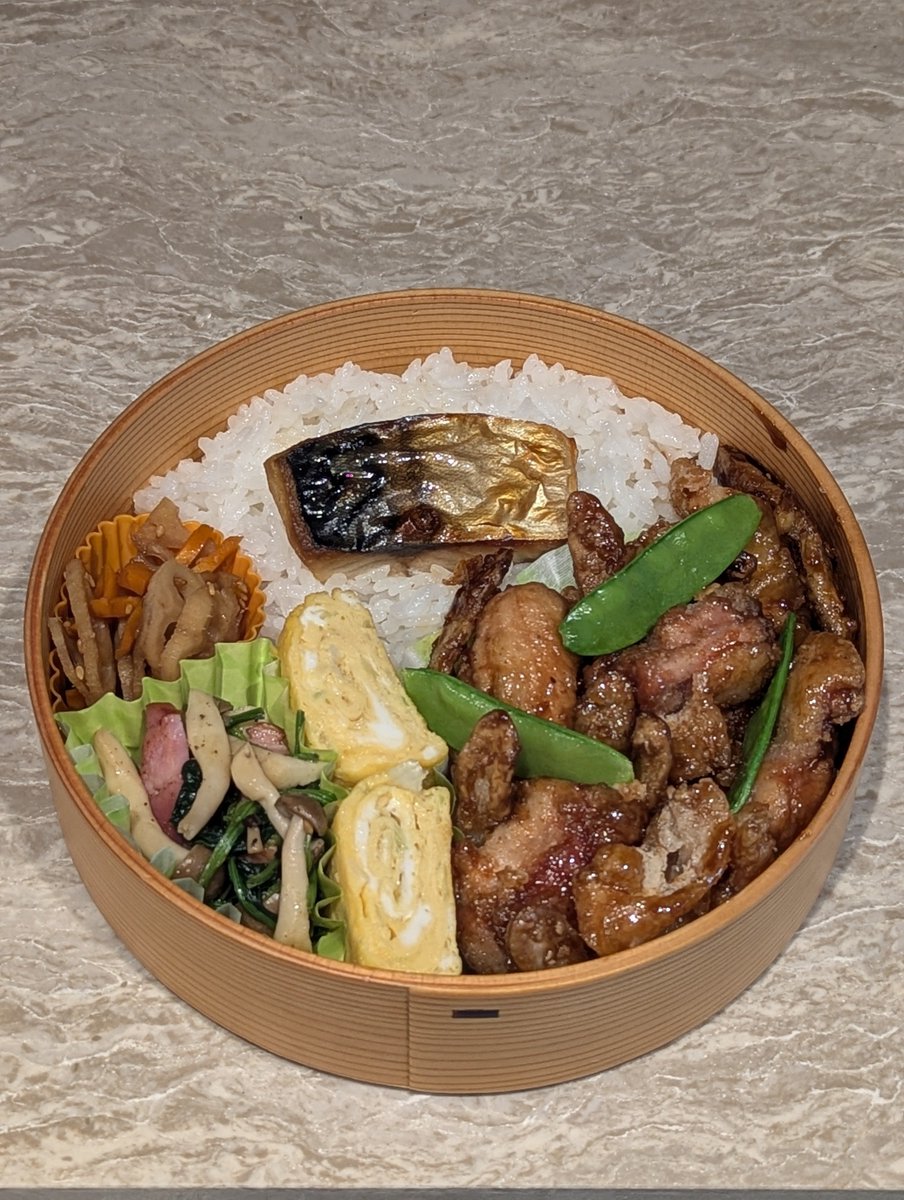 HarumiOhno's tweet photo. 図書館弁。チキチキごぼうアゲイン。
周りの塾がお盆休みに入っているのか図書館の利用者が増えている様子。

昨日のPTAは役員で団結して、やりきった感が強い。良い方々ばかりで感謝。帰りに時間がないかもしれないなと思い、先にお土産を買っておいたの大成功。帰りはヒールで猛ダッシュ🏃‍♀️ https://t.co/L05SPQTrxi