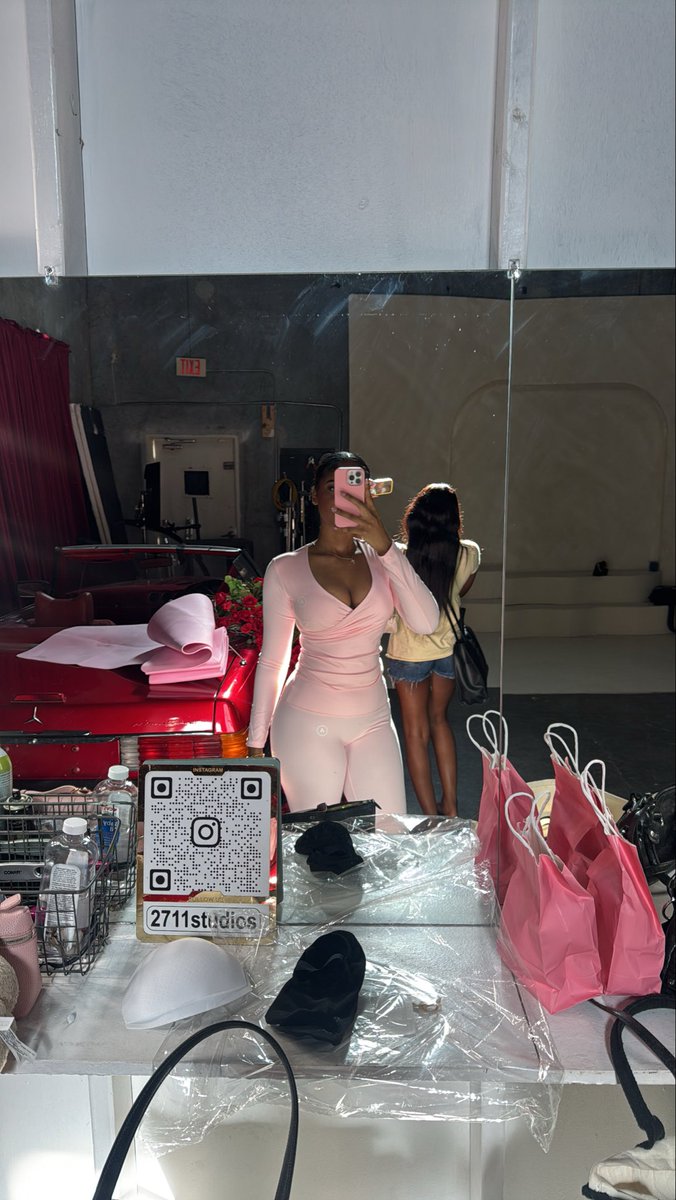 misamillions's tweet photo. #whatwaist #2T https://t.co/d8lw01gD6Z