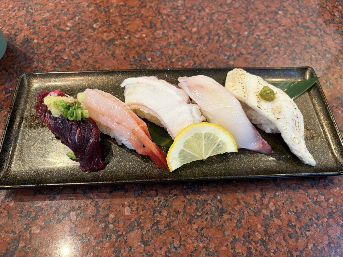00781_nimo's tweet photo. 昨日、家族で寿司屋行って9000円も食べちゃった。 https://t.co/n7SZK3VlnG