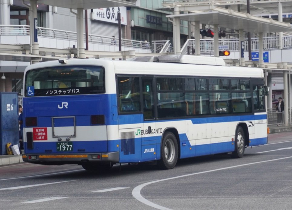 igakutaizen's tweet photo. カメラを新調したので、またぼちぼち投稿を再開したいと思います
土浦駅にて
L531-05501　土浦200か1977
宇都宮支店から転属してきた車両です
先に転属してきた3台と違い、前面行先表示器の左側に車椅子マークがついていたり、広告枠が一部撤去されていたりします https://t.co/CGer2WSq75