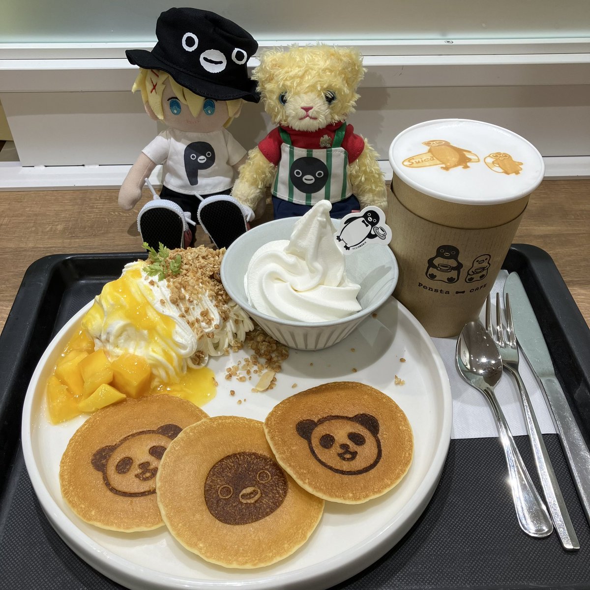 a1Q83k's tweet photo. グラショ展示だけでも行こうと思ってたのにペンスタでパンケーキ食べてる🤔マンゴーのパンケーキ始まったってお知らせあった？？入口にメニュー表置いて無くてレジで秒で決めた😆左上がクリームの塊で…バナナ隠れてるけど…すごい…… https://t.co/yoj9ZVKUSU