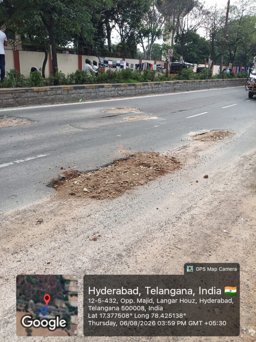 Dc13K's tweet photo. @meemtv289730 @GHMCOnline @CommissionrGHMC @TelanganaCMO @asadowaisi @TheSiasatDaily @TV9Telugu @TOIHyderabad @the_hindu sir, 
Potholes filling completed on  at above location. https://t.co/iDbmAjln3I