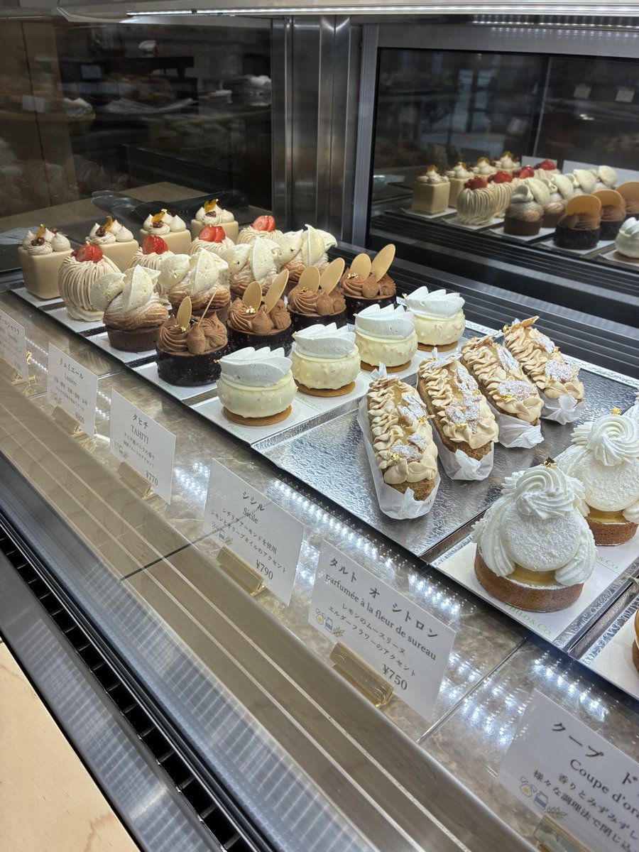 ecotriathlete's tweet photo. 今日は朝ランOFF😅来阪中の長男の誕生日祝いのショートケーキを買いにPHILO&CO.PATISSERIEに来てます🎂 #PHILO #誕生日 #ケーキ https://t.co/qsaCvJJUcE