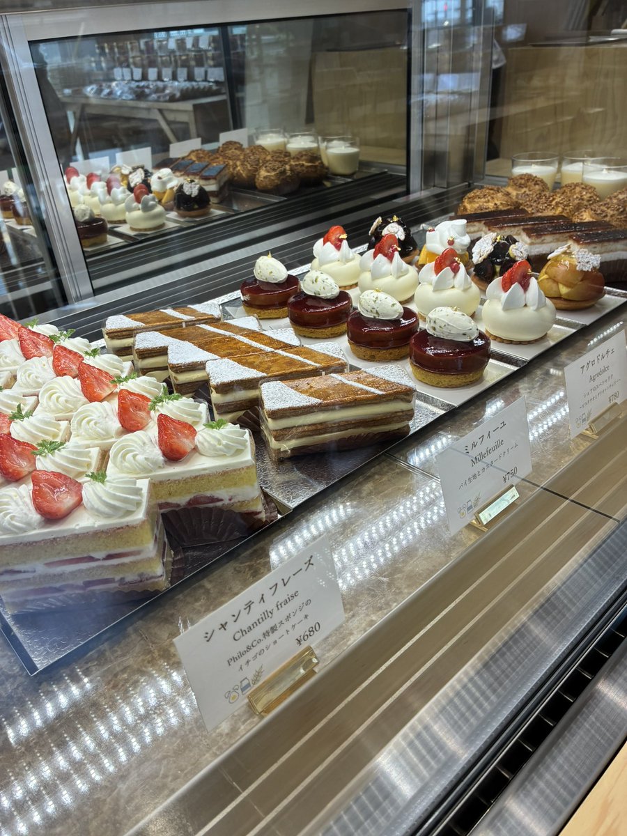 ecotriathlete's tweet photo. 今日は朝ランOFF😅来阪中の長男の誕生日祝いのショートケーキを買いにPHILO&CO.PATISSERIEに来てます🎂 #PHILO #誕生日 #ケーキ https://t.co/qsaCvJJUcE
