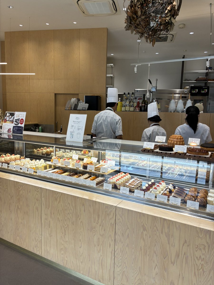 ecotriathlete's tweet photo. 今日は朝ランOFF😅来阪中の長男の誕生日祝いのショートケーキを買いにPHILO&CO.PATISSERIEに来てます🎂 #PHILO #誕生日 #ケーキ https://t.co/qsaCvJJUcE