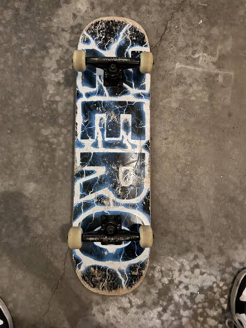 powerupone's tweet photo. THEIR SKATBOARDS MUST BE
 REALLY BADLY SCRATCHED EH

TO BE SO DISTRACTED TO READ
 ANY WORDS AT ALL EH
OH, SO THAT MUST BE WHY EH
EH
SILLY ME EH https://t.co/PsB5WZK8Y3