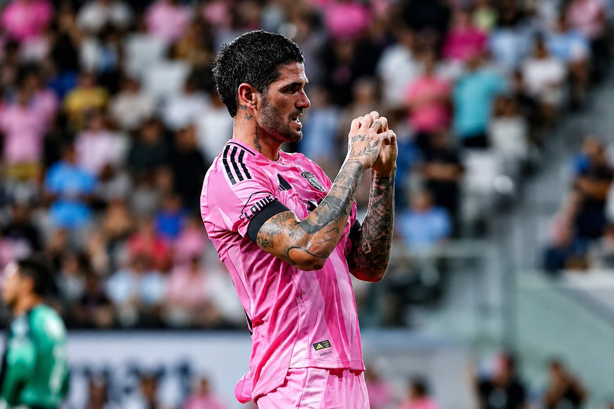 _archanapathak's tweet photo. Rodrigo de Paul thinks he's on the family health insurance plan, paying property tax in Messi's shadow!

​Celebrating with Messi's shirt brought happiness to every football fan. https://t.co/XsblYWDE6R