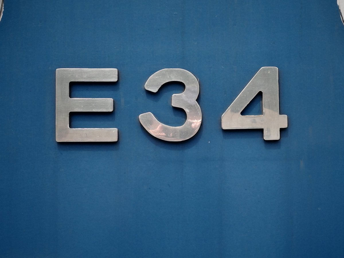 C57180_forever's tweet photo. 「長旅」の主役がこちら。
元西武鉄道・E31型の2号機E32と4号機E34のプッシュプルで、12系客車5両。
下り方先頭は国鉄特急色塗装のE34で、前面のナンバーは国鉄電機にならって「ED31 4」となっているが側面はE34のまま。上り方先頭は西武鉄道オリジナル塗色。
#大井川鐵道
#GRlV
#gr4
#grdays https://t.co/UTj0n29SNr