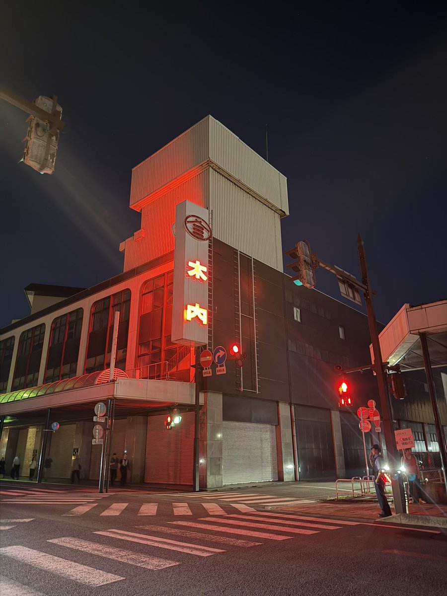 nobunobunobune's tweet photo. 営業してないのにネオンが灯る不気味すぎる百貨店
この百貨店がある秋田市によると連絡を取ることもできないらしい
それなのにネオンは灯るし警備員も常駐
現代の七不思議の１つ https://t.co/nBXjrBInYH