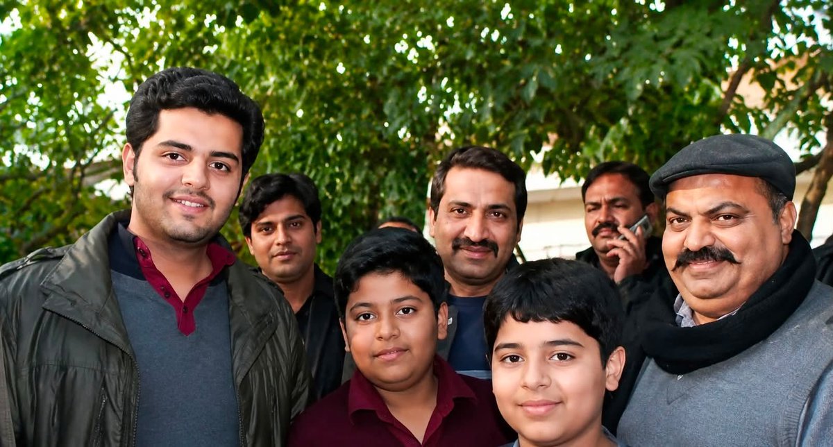 ArmanAzamwadi's tweet photo. इस सदी में जाने कितने झूठ फैलाए गए,
जिन्हें एक ग़ज़ल भी लिखना न आया,वो शायर कहलाए गए।

मफ़ादपरस्ती का नशा भी क्या नशा है दोस्तों,
जिनके कंधों पर खड़े होकर ऊँचाइयाँ हासिल कीं,उन्हीं लोगों को बाद में भुलाए गए।

इमरान प्रतापगढ़ी ✍️ https://t.co/UIuYdnBOpE