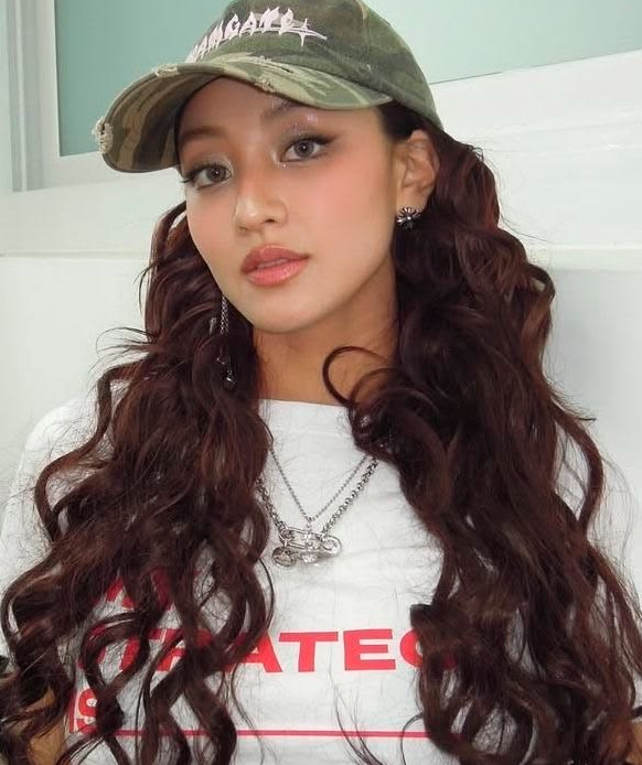 AboutMusicYT's tweet photo. TWICE's Jihyo reveals she watched Momo and San's video dancing to Bad about 100 times. https://t.co/BwXEHnnOzS