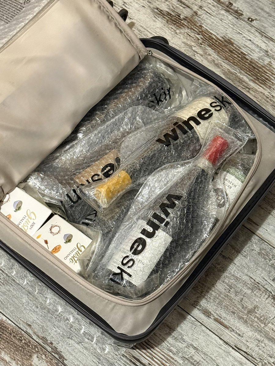 tokyocreditgirl's tweet photo. イタリア旅行にも持って行ったワイン好きにおすすめの旅グッズ🍷
「Wine Skin」

現地で買ったワインを安全に持ち帰れるケース。中にプチプチが入った丈夫なビニール素材で、タオルや服で巻かなくてもそのままスーツケースへ🙆‍♀️

ワインラバーにはマスト🍾 https://t.co/ZktsXKW6FT