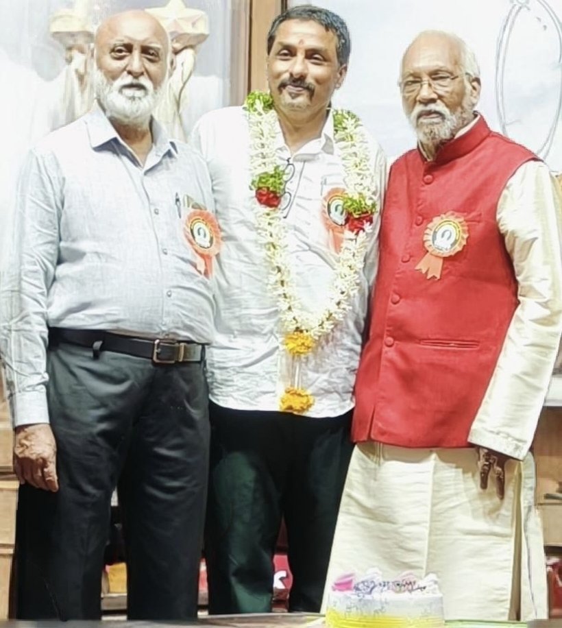 armursravan's tweet photo. నేను చదువుకున్న పాఠశాల ప్రధాన ఉపాధ్యాయులు #రవికాంత్ సార్ గారితో మరియు ఉపప్రధాన ఉపాధ్యాయులు #ప్రమోద్ సార్ గారితో #vvhs2026 #indur #Telagana #india #Bharath @PMOIndia @TelanganaCMO @revanth_anumula @INC_Ponguleti @narendramodi @AmitShah @SrBachchan @KChiruTweets @PawanKalyan https://t.co/eb8P4m3njU