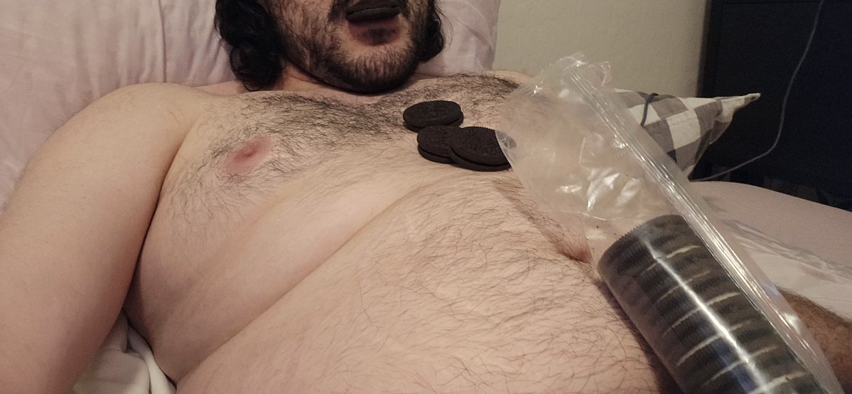 DancingQweef's tweet photo. Who's gonna get me some milk to wash down all these cookies? https://t.co/uwkkpPWPf9