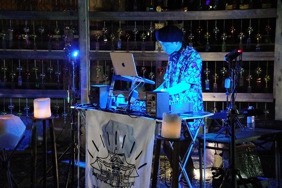 crzy4foto's tweet photo. 昨夜、富士市　富知六所浅間神社にて。

DJ＆書家のコラボパフォｰマンス。

大勢の観衆でにぎわっていました。

#富知六所浅間神社  #宮久保胡蝶 https://t.co/8QfUFddmvd