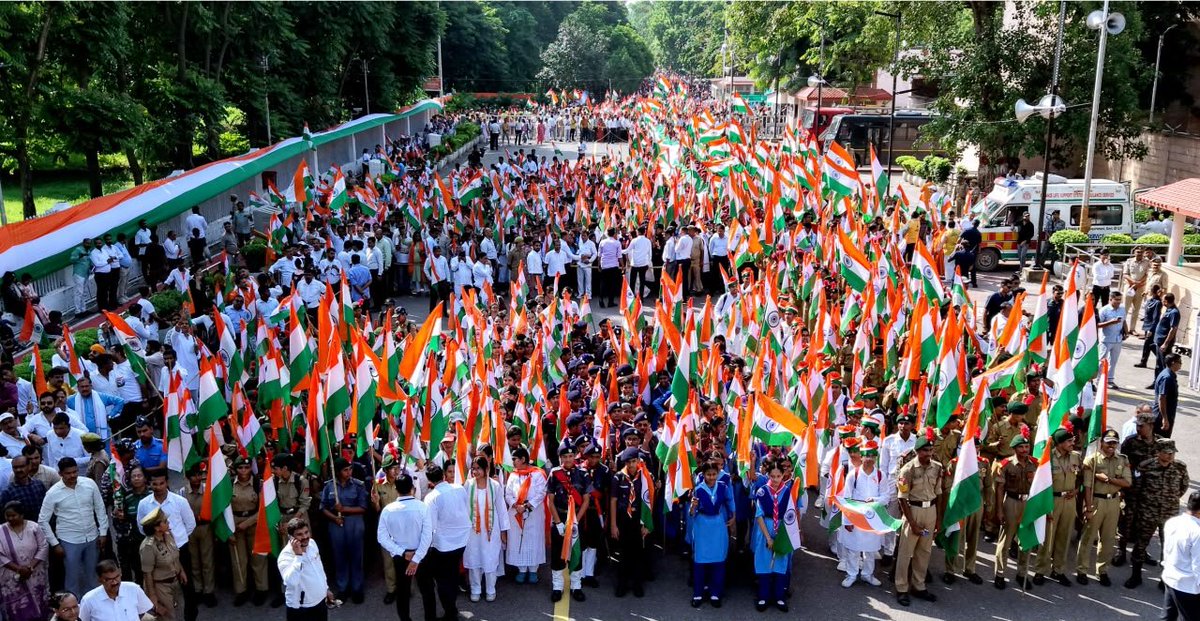 DSF4Del's tweet photo. तिरंगे की शान, राष्ट्रभक्ति का अभिमान 

हर घर तिरंगा अभियान के अंतर्गत लखनऊ में आयोजित तिरंगा यात्रा में बड़ी संख्या में छात्रों, युवाओं और आम नागरिकों ने उत्साहपूर्वक सहभागिता कर राष्ट्र प्रेम और एकता का संदेश दिया।
@BJP4India
@INCIndia
@AamAadmiParty 

#India #15august #bharat https://t.co/cXVopac825