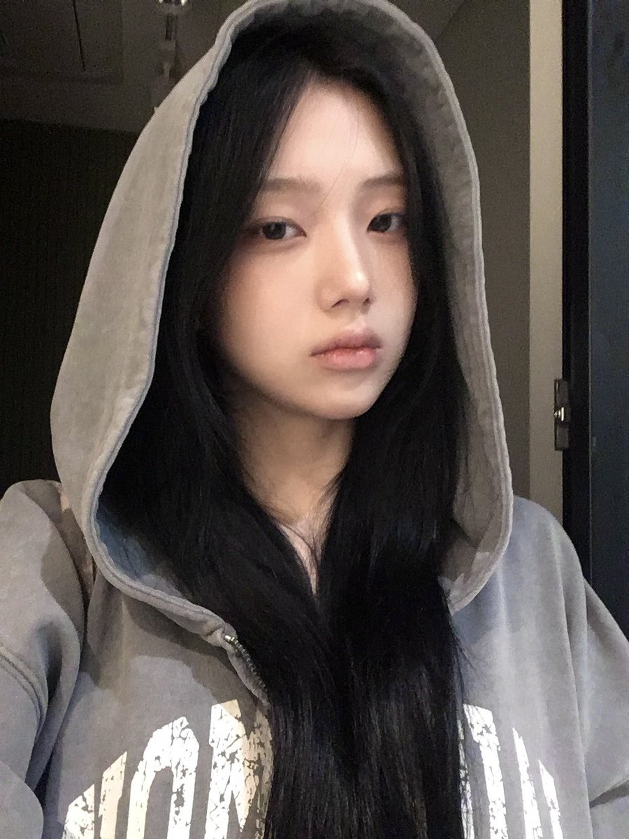UNCHILD_club's tweet photo. 흑발 옌 등장🖤

#UNCHILD #언차일드 #YEEUN #박예은 https://t.co/ELGEE8i3BN