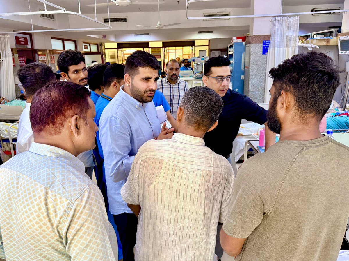 RavindraBhati__'s tweet photo. संसदीय क्षेत्र सहित विधानसभा परिवार के उपचाररत मरीजों से AIIMS जोधपुर में मुलाकात कर उनके स्वास्थ्य की जानकारी ली तथा परिवारजनों से कुशलक्षेम जानी।

इस दौरान चिकित्सकों से संवाद कर मरीजों के समयबद्ध, समुचित एवं बेहतर उपचार के लिए निवेदन किया। 

परमपिता परमेश्वर से सभी मरीजों के शीघ्र स्वस्थ होने और उत्तम स्वास्थ्य की मंगलकामना करता हूँ।