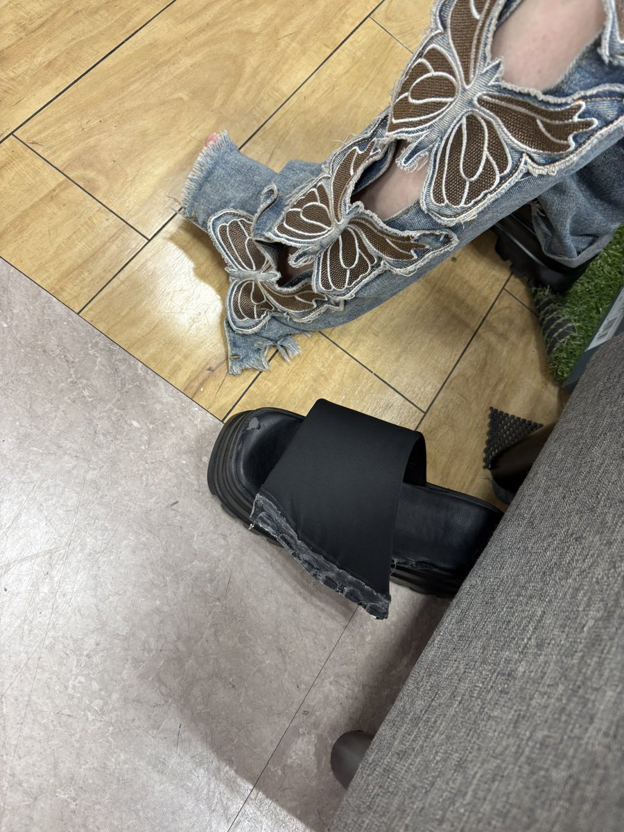 ____9829's tweet photo. 靴は死にました❗️ https://t.co/46atidSJ1r
