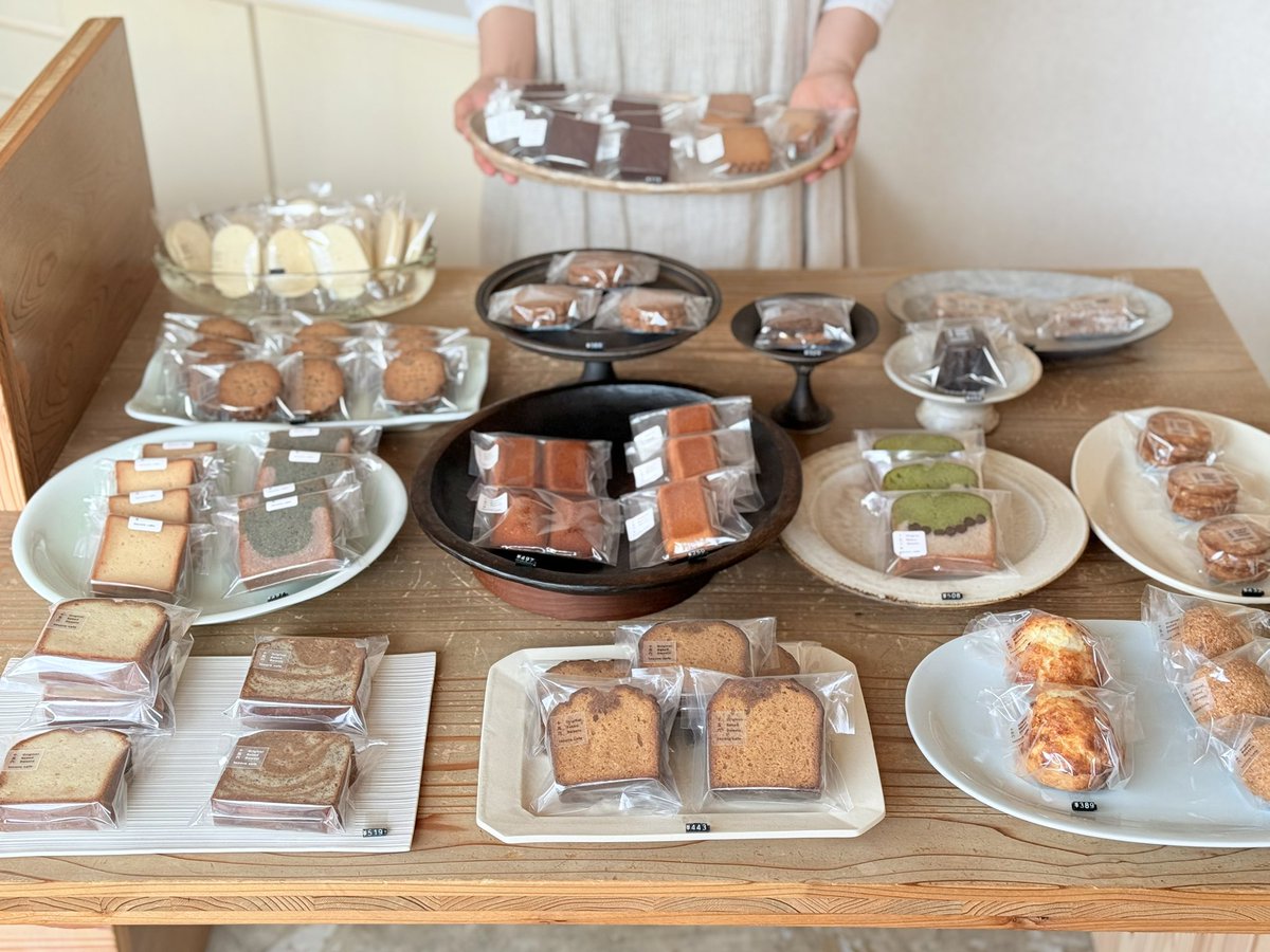 tocorocafe's tweet photo. お暑い中をありがとうございます！
12〜17時

まだございます！

白無垢：残3
焙じ茶小豆：残7
キウイ杏仁：残9

和ブラウニー：完売
チーズテリーヌ：完売
十五六焼：残3

人参スパイスケーキ：残2
カヌレ：残1

焼き立てスコーン：仕込み中

保冷バック＆保冷剤もぜひ

暑いのでお気をつけて！ https://t.co/KB9VxV3nDF