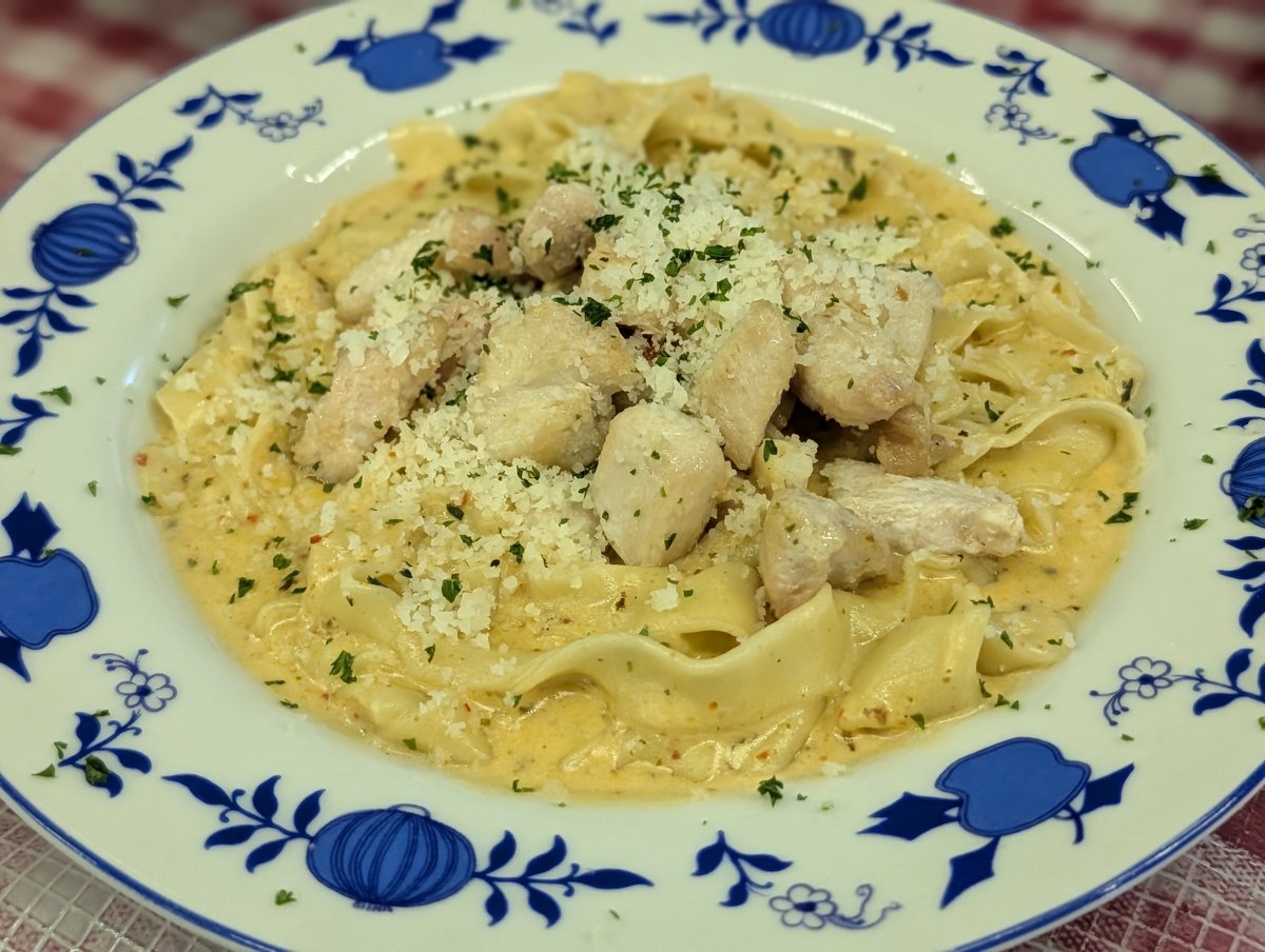 za_ka's tweet photo. Topaz sedang menjadi go-to restoran pasta berkonsep open-air di kawasan Pondok Labu, Cilandak, dan sekitarnya yang menawarkan porsi pas serta homemade pasta bertekstur al dente.

Kendati cita rasa dasarnya potensial, restoran ini membutuhkan perbaikan pada profil rasa sausnya. Carbonara dan Creamy Pepperoncino terlalu mirip dan didominasi krim/margarin.

Pembatasan jumlah meja juga perlu dilakukan untuk mengoptimalkan ritme dapur agar waktu tunggu makanan tidak terlalu lama.