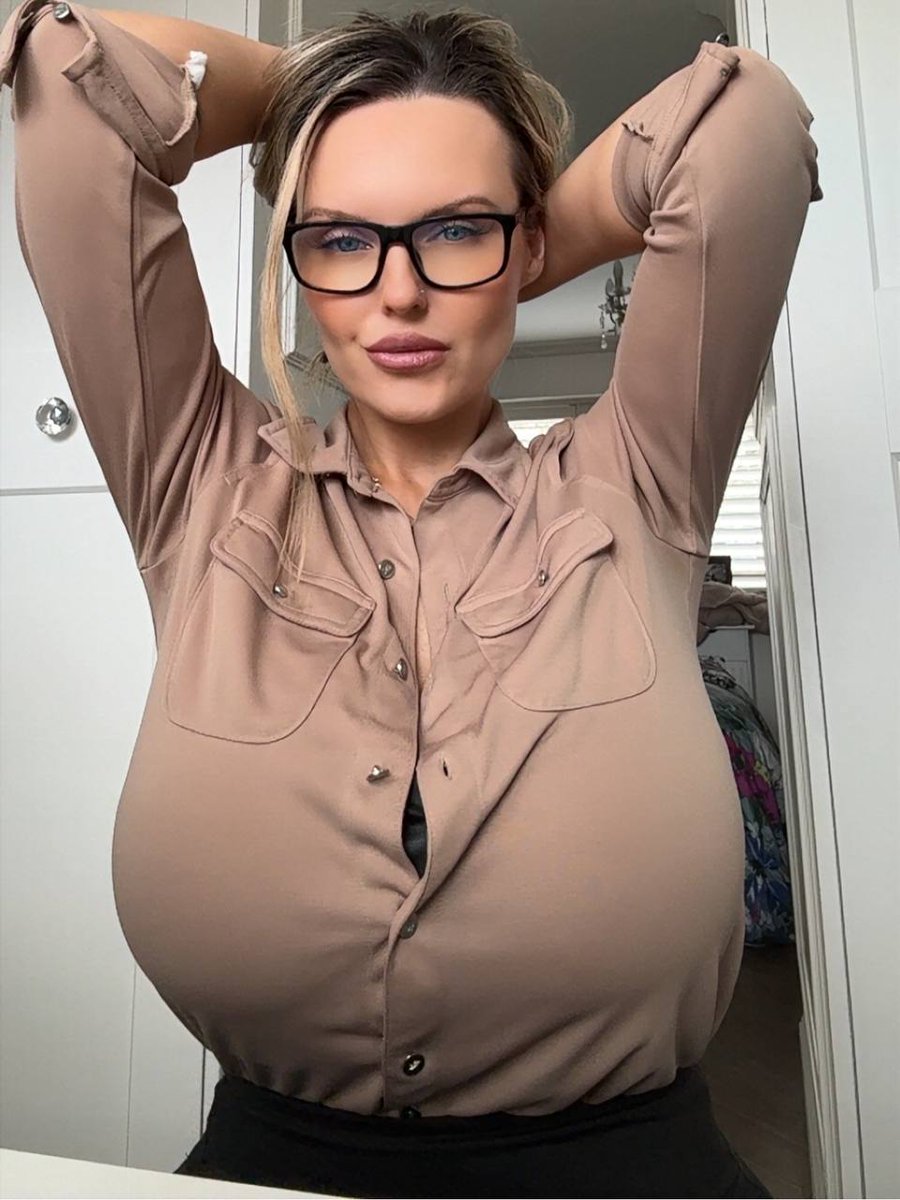 cristinafoxtv's tweet photo. F*CK IT sending nudys to everyone who says ‘hi’ 🤤 https://t.co/z86WJGKM7r