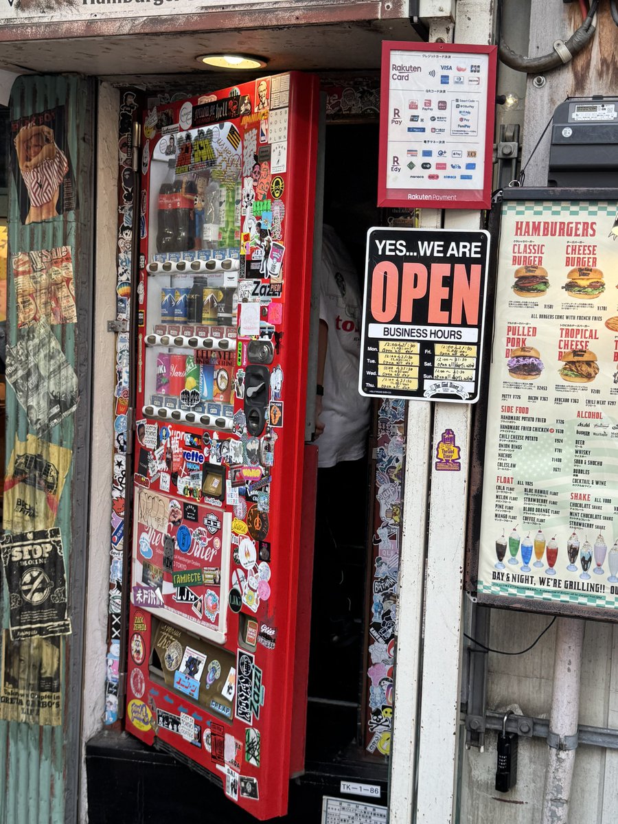 hizenkuma1's tweet photo. レトロな自販機だろぉ？

扉なんだぜコレ… https://t.co/DFfVGQpJhq