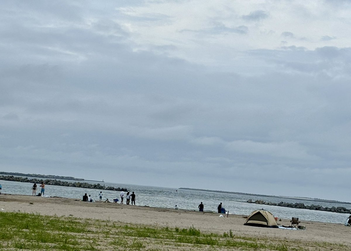 rietautautau's tweet photo. 今年初めての海🌊
相馬市の尾浜ビーチ⛱️
キャディラックで演奏しに来ました♪
曇り空で残念だけどとても涼しい🎐
雨降らないと良いねえ😅
#雨女
#相馬市
#尾浜ビーチ
#ケントス
#仙台ケントス https://t.co/X8AhO597xZ