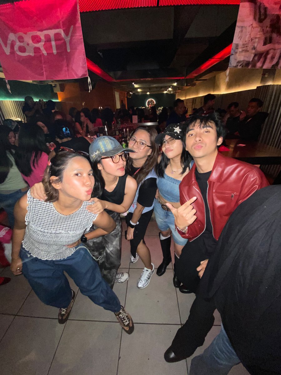 skipberat's tweet photo. Acara fandom termantep yg pernah gw datengin sejauh yang paling jauh @V8RTY4U gk nyangka CARAT seseru itu 🔥🔥🔥 mksh udh welcome ke anomali ini dan V8 SAKSESS 💛 https://t.co/dQlOP02aj5