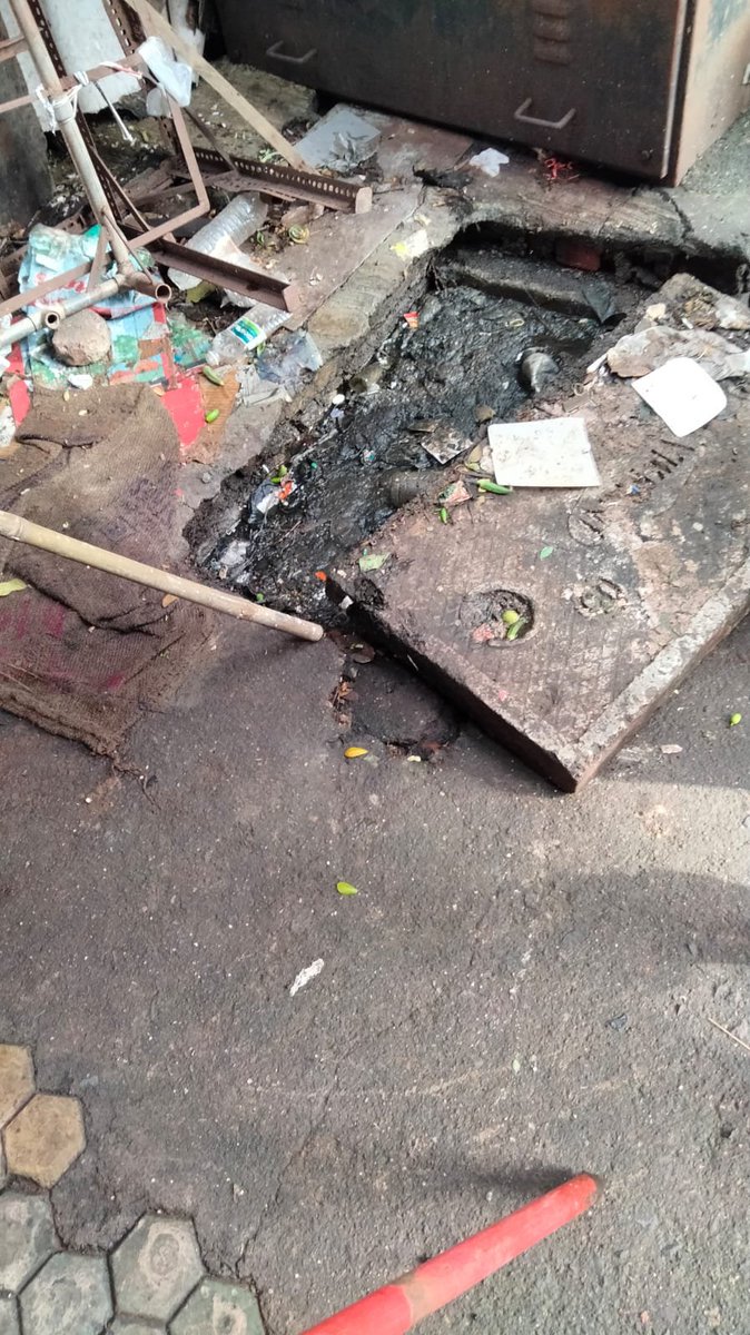 krishnacRTI's tweet photo. @mybmc @mybmcWardT @mybmcSWM drainage choke on THE SIDE OF JALARAM MARKET R R T ROAD GATE SIDE FULL CHOKE UP PLS HELP URGENTLY AS THIS IS BMC MARKET THE TOTAL SERVICES OF DRAUNAGE ARE COLLAPSED https://t.co/D2XsAkoPaV