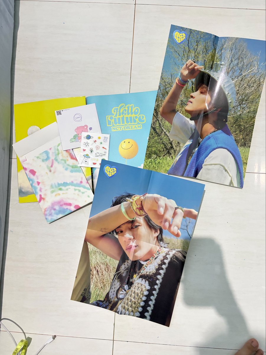 meiadorable's tweet photo. wts album nct hello future 80k angkut minus pc random official but bukan yang dapet dari albumnya https://t.co/3fA1d9tv85
