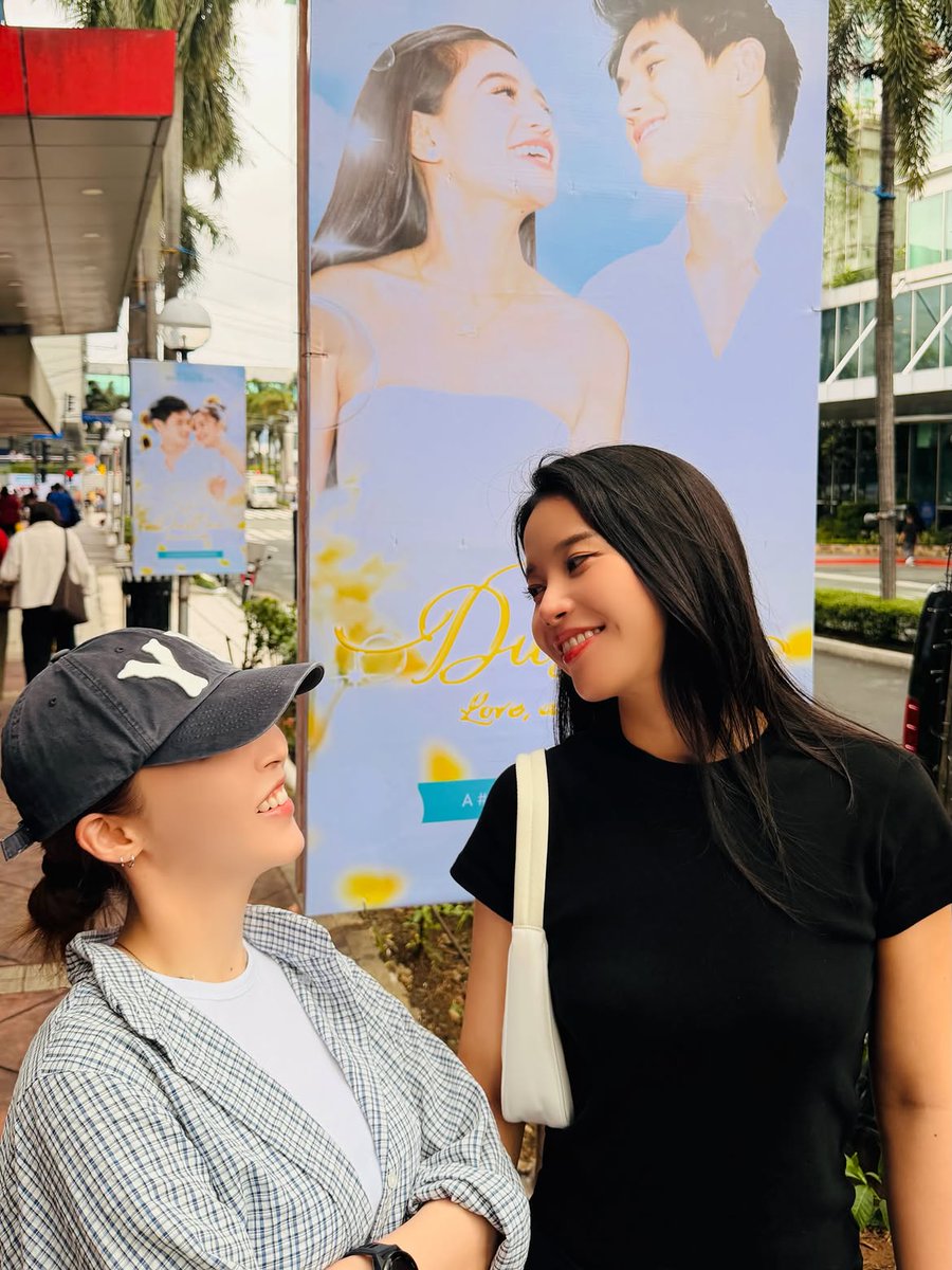 PhilstarNews's tweet photo. MOONBYUL, SOLAR RECREATE ‘DUSTBIA’ POSTER 😭

MAMAMOO’s Moonbyul and Solar gave Filipinos a laugh after recreating a promotional tarpaulin featuring local love team Dustin Yu and Bianca de Vera.

The K-pop girl group was in Manila for their concert on Saturday.

📷 Moonbyul https://t.co/fqN6YlZoQO