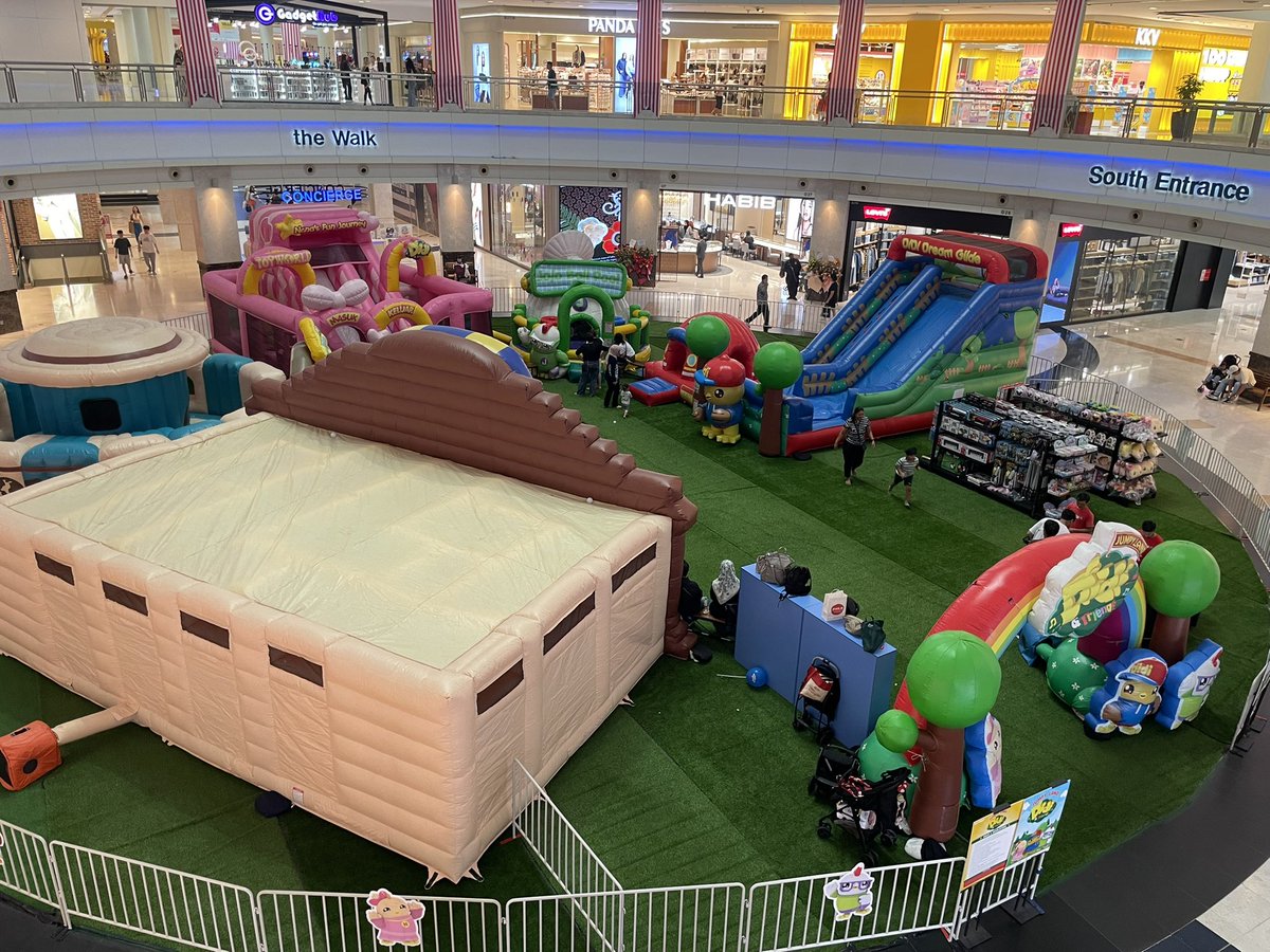 Alcoholic_ruby's tweet photo. Curve mall (ムティアダマンサラ)
本当にキッズフレンドリー🥺
無料プレグラ外と中合わせて3こあるし人少ないし、有料プレグラも安い〜！
DIDI and friends のイベントもやってた〜！！ https://t.co/nVR3FiTisV